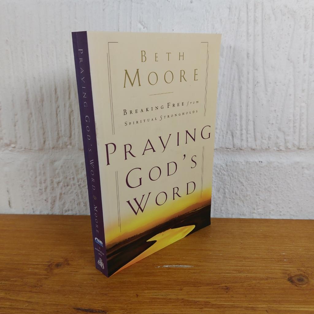 Praying God's Word Breaking Free from Spiritual Strongholds — Beth Moore...